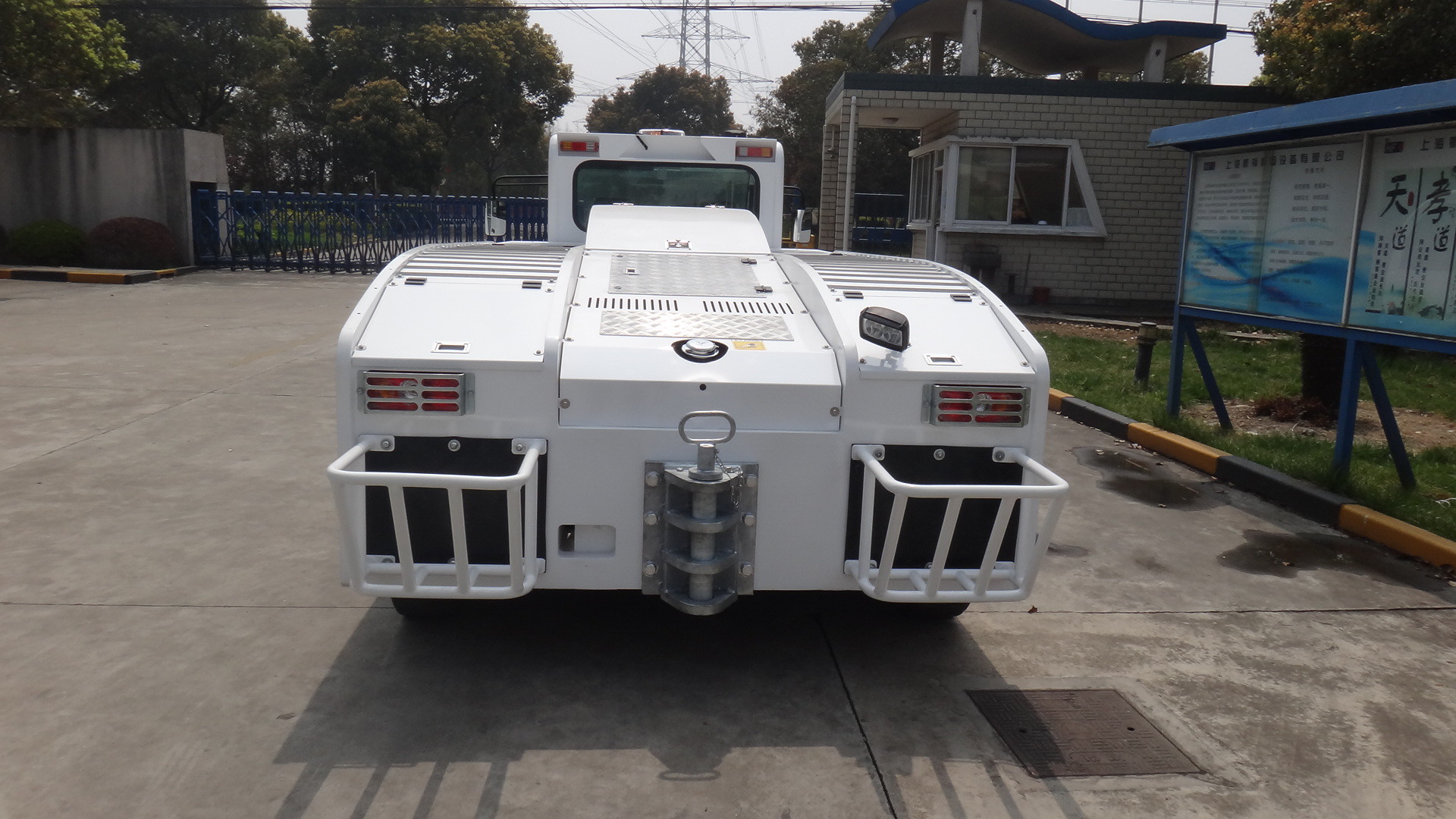 China 160 KN Electric Tow Tractor , Stable Aviation Ground Support Equipment wholesale