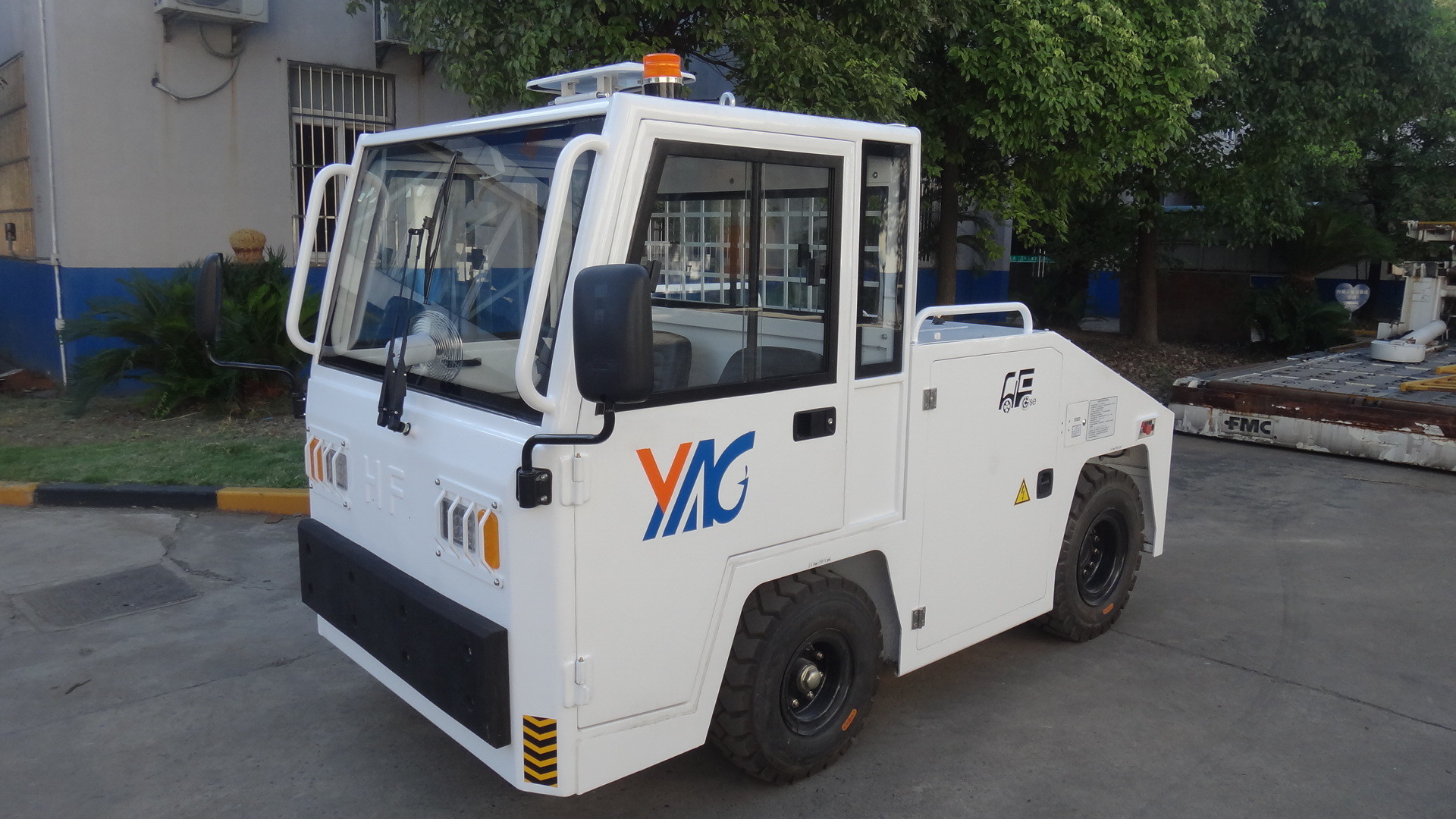 China Low Noise Tug Aircraft Tow Tractor 2560 x 1160 x 1990 mm Easy Maintenance wholesale