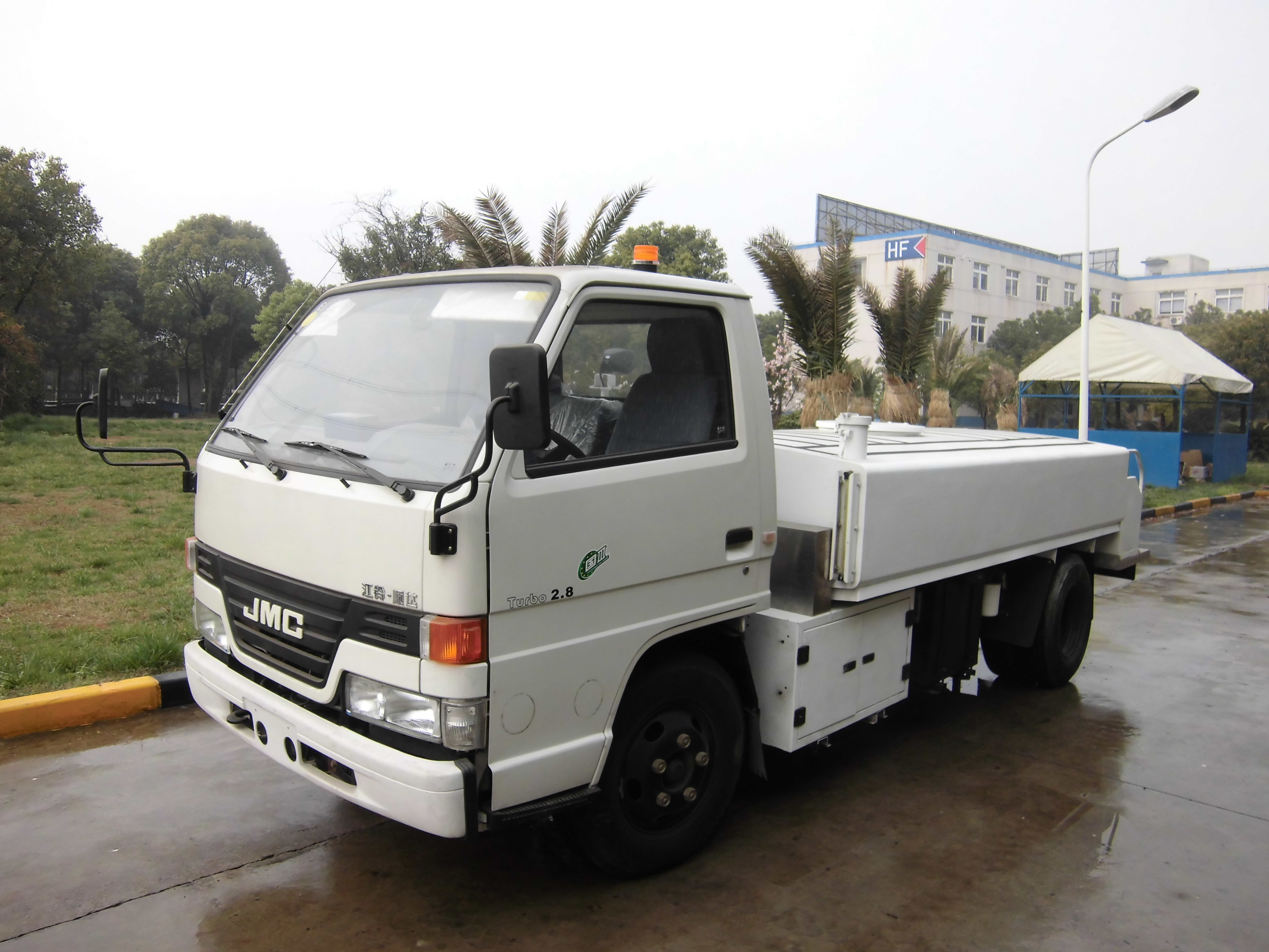 China White Airport Ground Handling Equipment 2000 L Tank Sewage Collection Truck wholesale