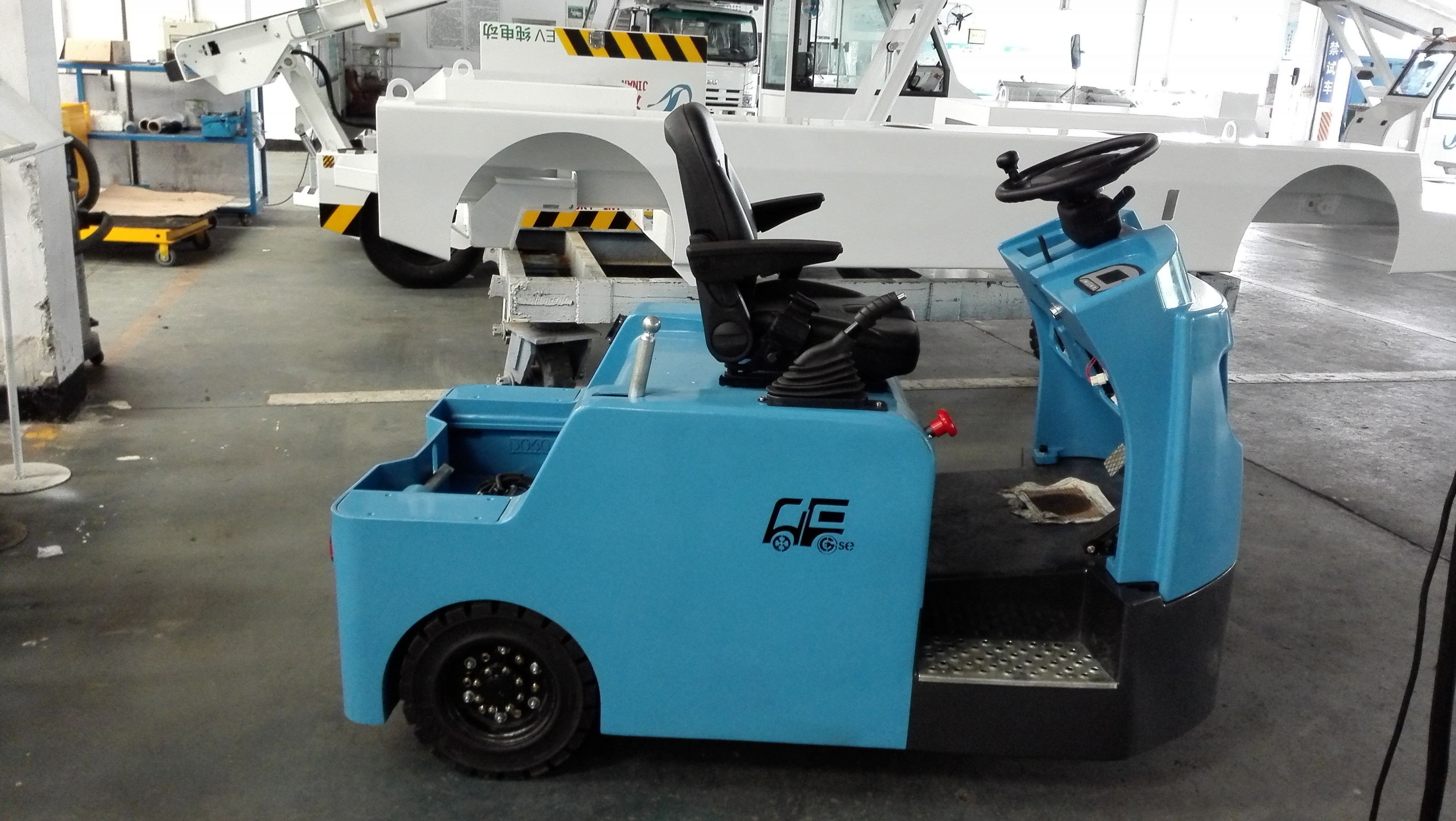 China High Power Electric Tow Tractor Rear Driving For Airports / Military / Railway wholesale