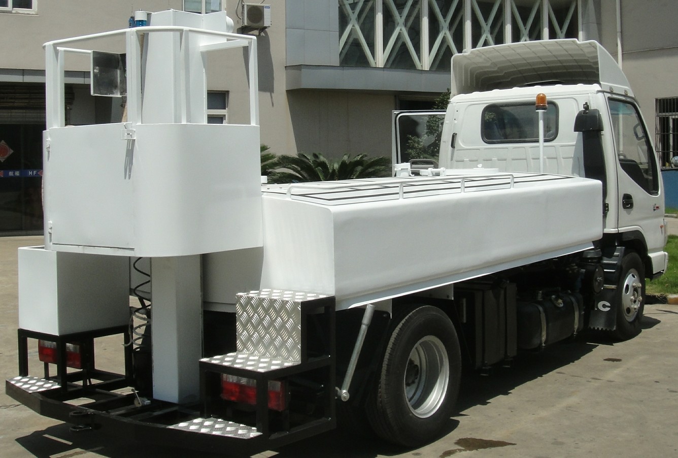 China High Capacity Portable Water Truck Provide Drinking Water To A340 / A330 / A300 wholesale