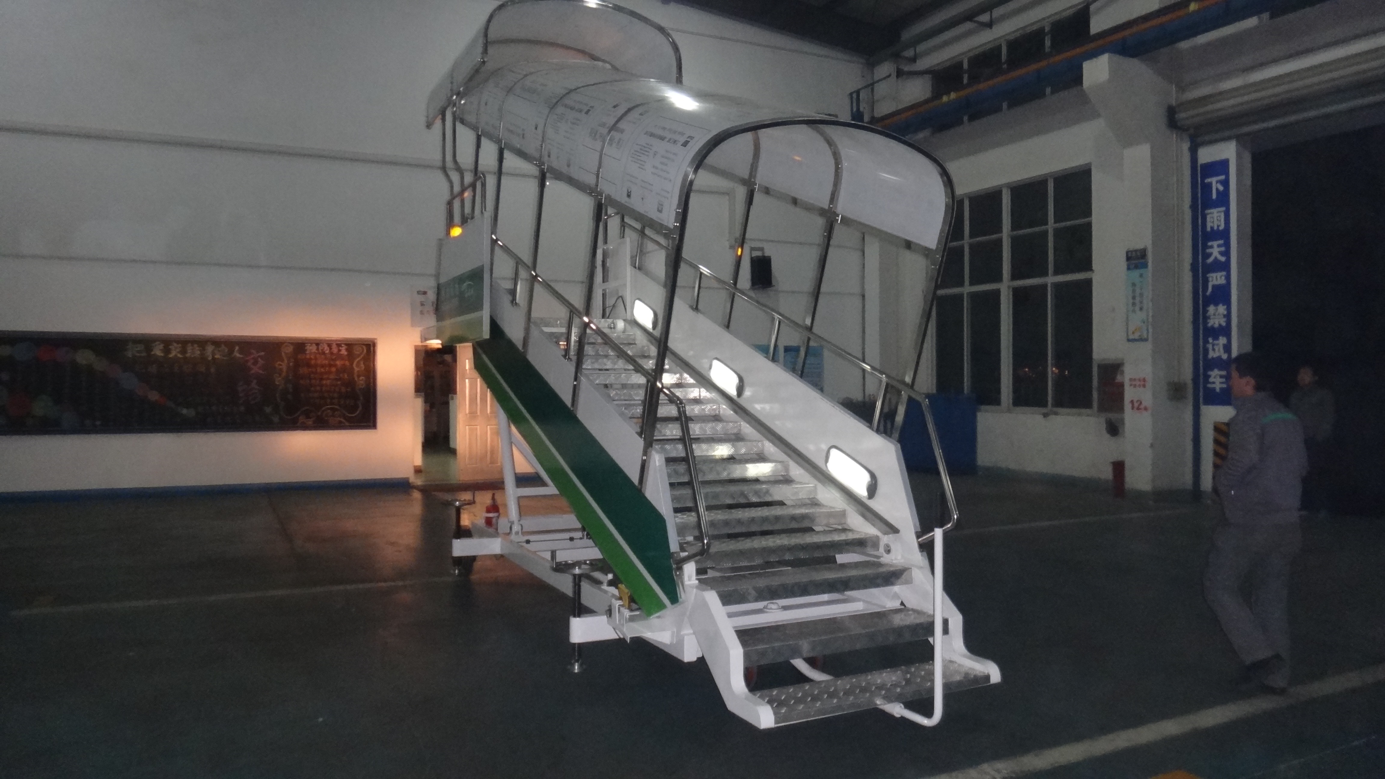 China Anti Steep Aircraft Passenger Stairs 15000 Millimeter Turning Radius Easy Moving wholesale