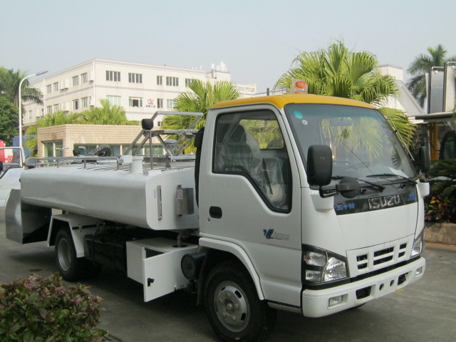 China Healthy Water Tank Truck , Ground Service Equipment 2800 Millimeter Height wholesale