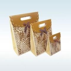 China Custom Design Printed Paper Gift Bags , Decorative Paper Bags Multi Size wholesale