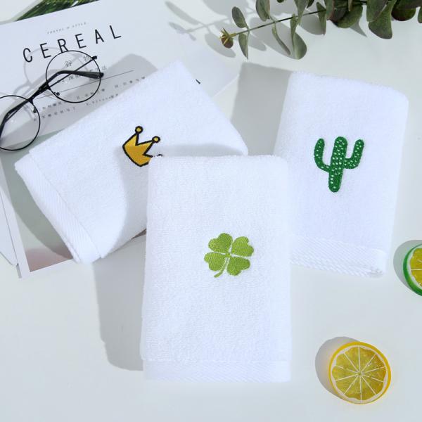 Soft and Thick White Bath Towel made of Pure Cotton with Customized Embroidery Design