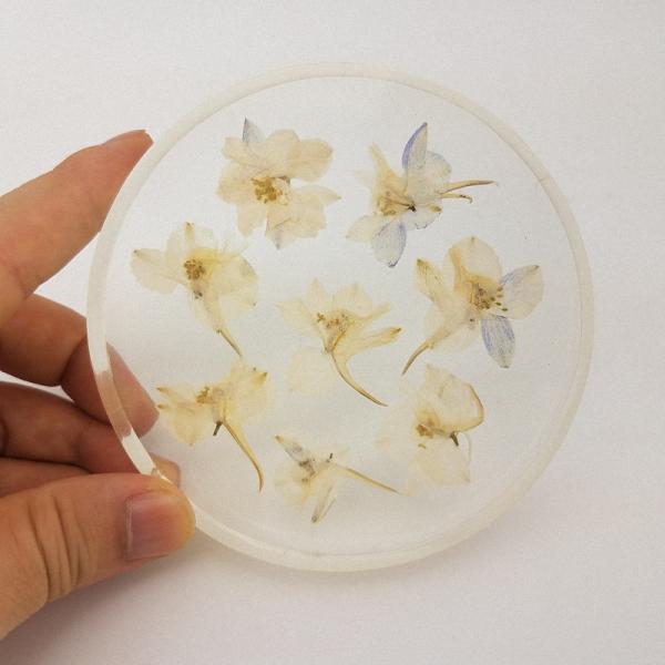 transparent cubic shaped resin paper weight with real dry flowers for home and office decor