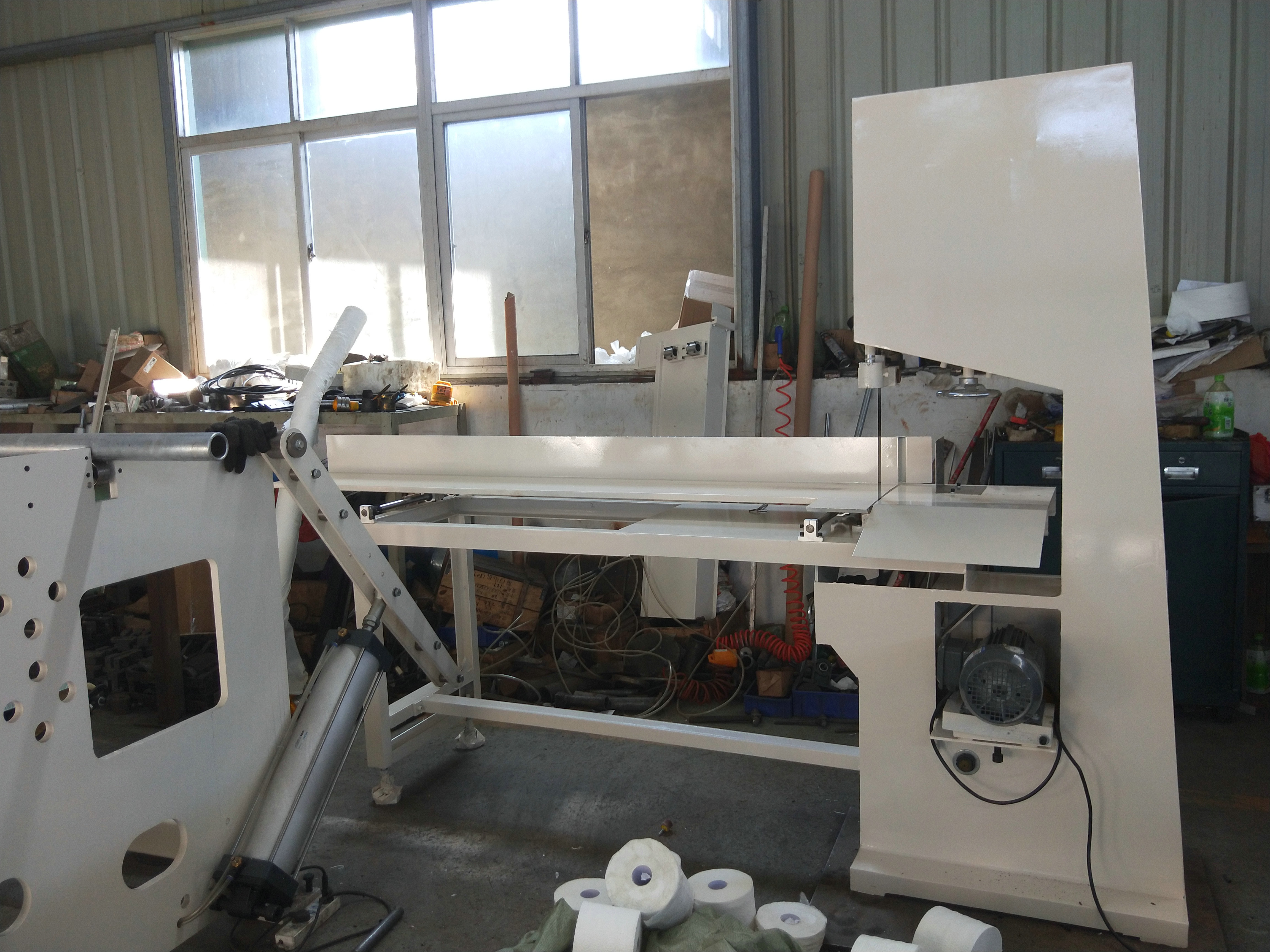 China Easy Operate Toilet Paper Roll Cutting Machine Maxi Toilet Paper Slitting Machine 30-60 rolls /min wholesale