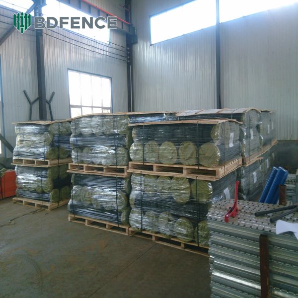 Galvanized Diamond Mesh Wire Chain Link Fence 6 Feet Height 9 Gauge 5*5cm Post Rail Thickness 5.0mm PVC Coated