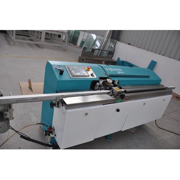 The type of LJTB01 butyl extruder machine is used for spreading aluminum spacer frames evenly with hot melt butyl