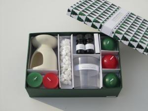 China Red & Green  Cinnamon chai  fragrance scented tealight candle & floating candle  packed into gift box on sale
