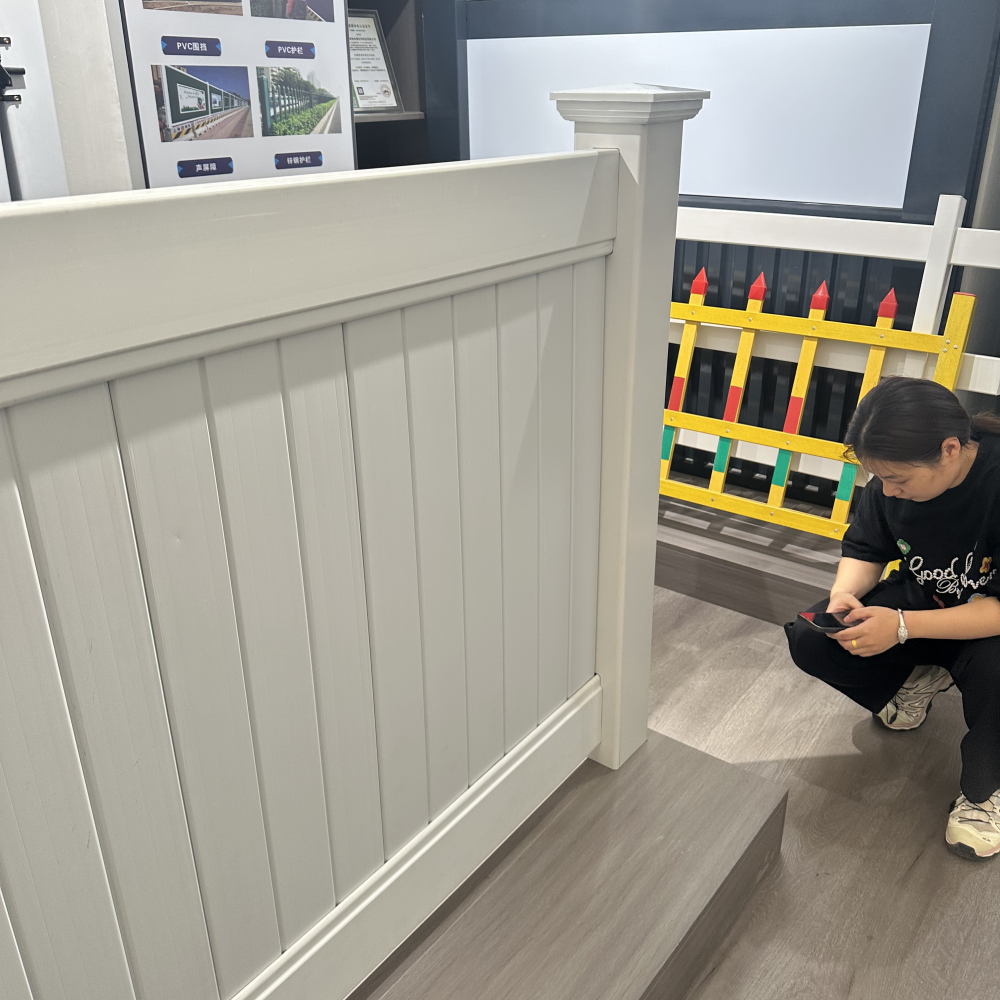 China Installation Friendly White Plastic Privacy Fence Durable Column 2590mm wholesale