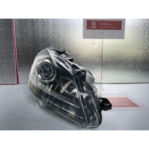 Gray Base Right Headlamp Front Xenon Headlight Replacement 2048203639 For Benz C-Class