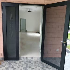 China Aluminum Frame Stainless Steel Screen Hinged Screen Doors For House Buildings on sale