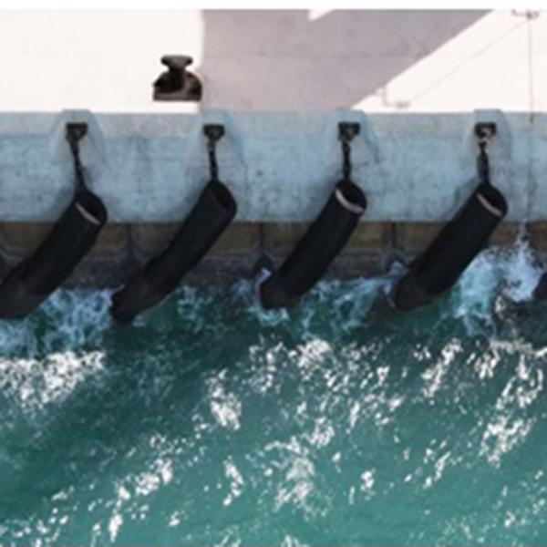 High Performance Cylindrical Marine Fenders Dock Bumper Fenders
