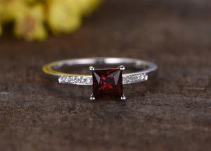 China Princess Cut Garnet Diamond Engagement Ring Prong Setting Type on sale