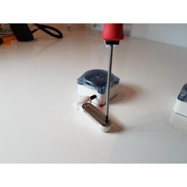 Alarmed Snapper With Watch Strap Clamp For Smartwatch Display