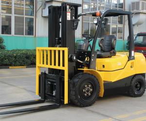 China ISUZU Engine Diesel Forklift Truck Energy Saving Yellow Color Turning Radius 2240mm wholesale
