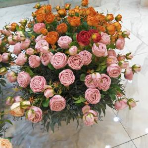 China Artificial Queen Rose Spray Bouquet Bunches For Home Decorations wholesale
