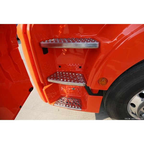 Left Driving Sinotruck Sitrak C7H Diesel Tractor Head Truck 89KM/H