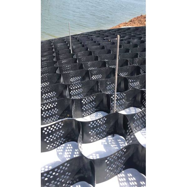 50mm-250mm Green Smooth HDPE Geocell for Slope Protection Improve Slope Performance